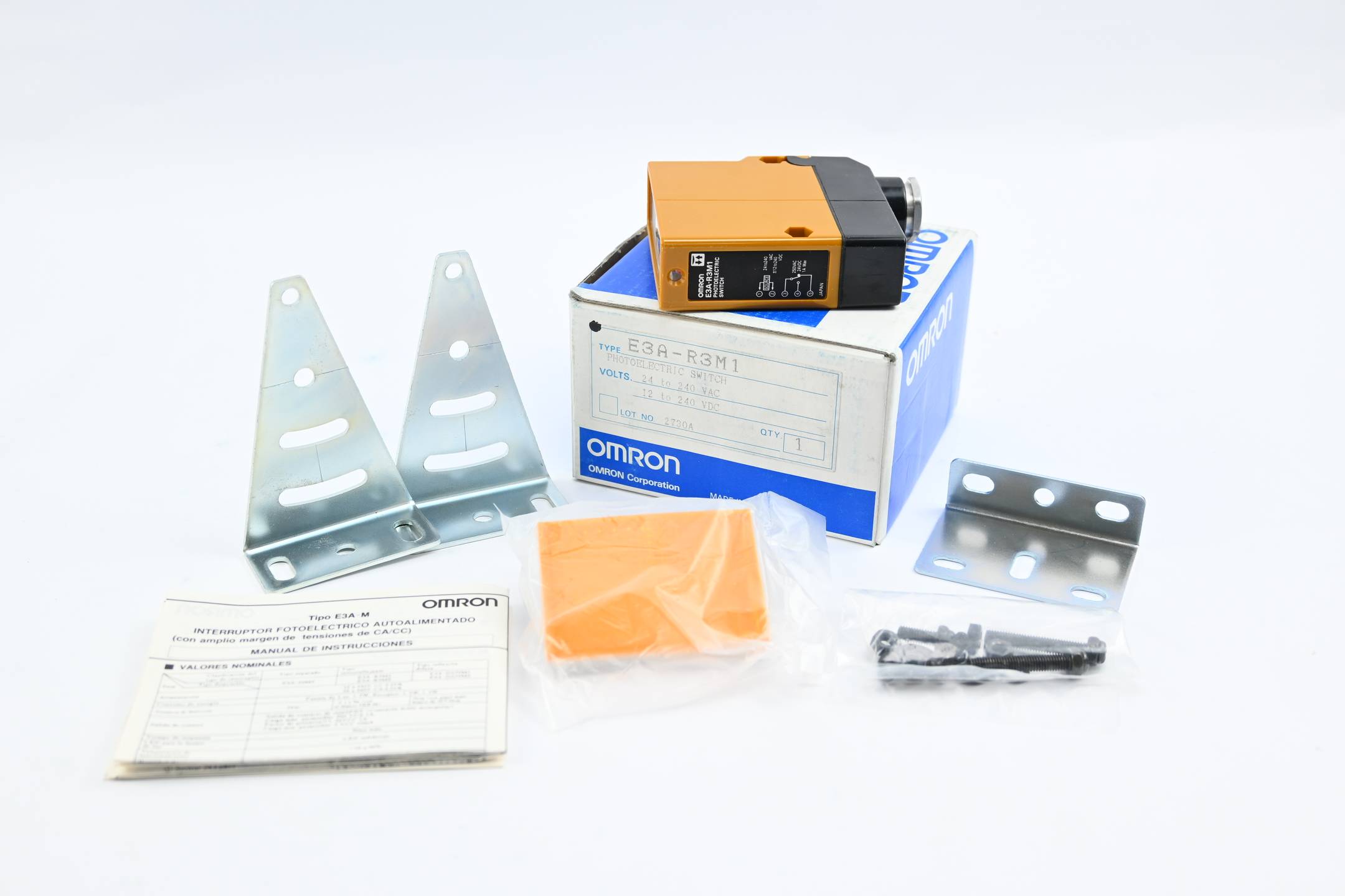 Omron Photoelectric Switch 24-240 VAC 12-240 VDC ( E3A-R3M1 )