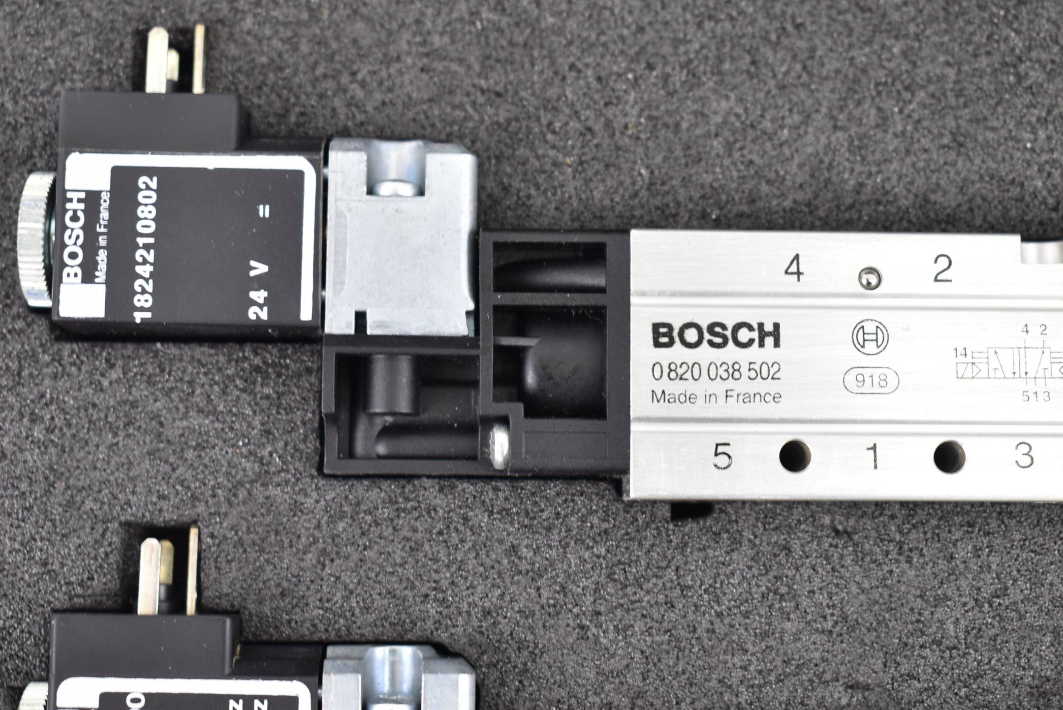 Bosch Koffer Set Wegeventile 0 820 038 002 + 1824210800 + 