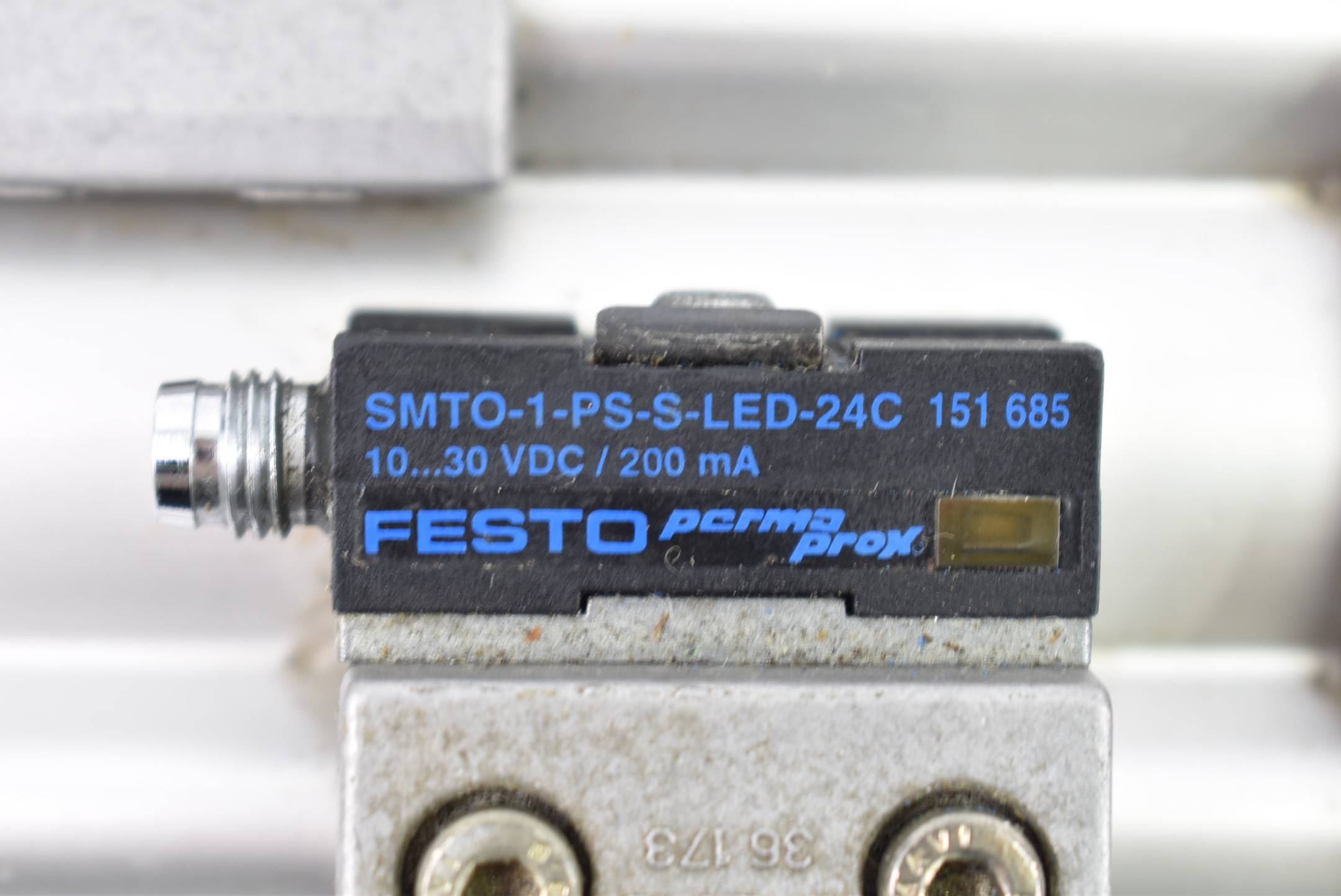 Festo Normzylinder DNGU-40-40PPV-A + 2x Näherungsschalter SMTO-1-PS-S-LED-24C
