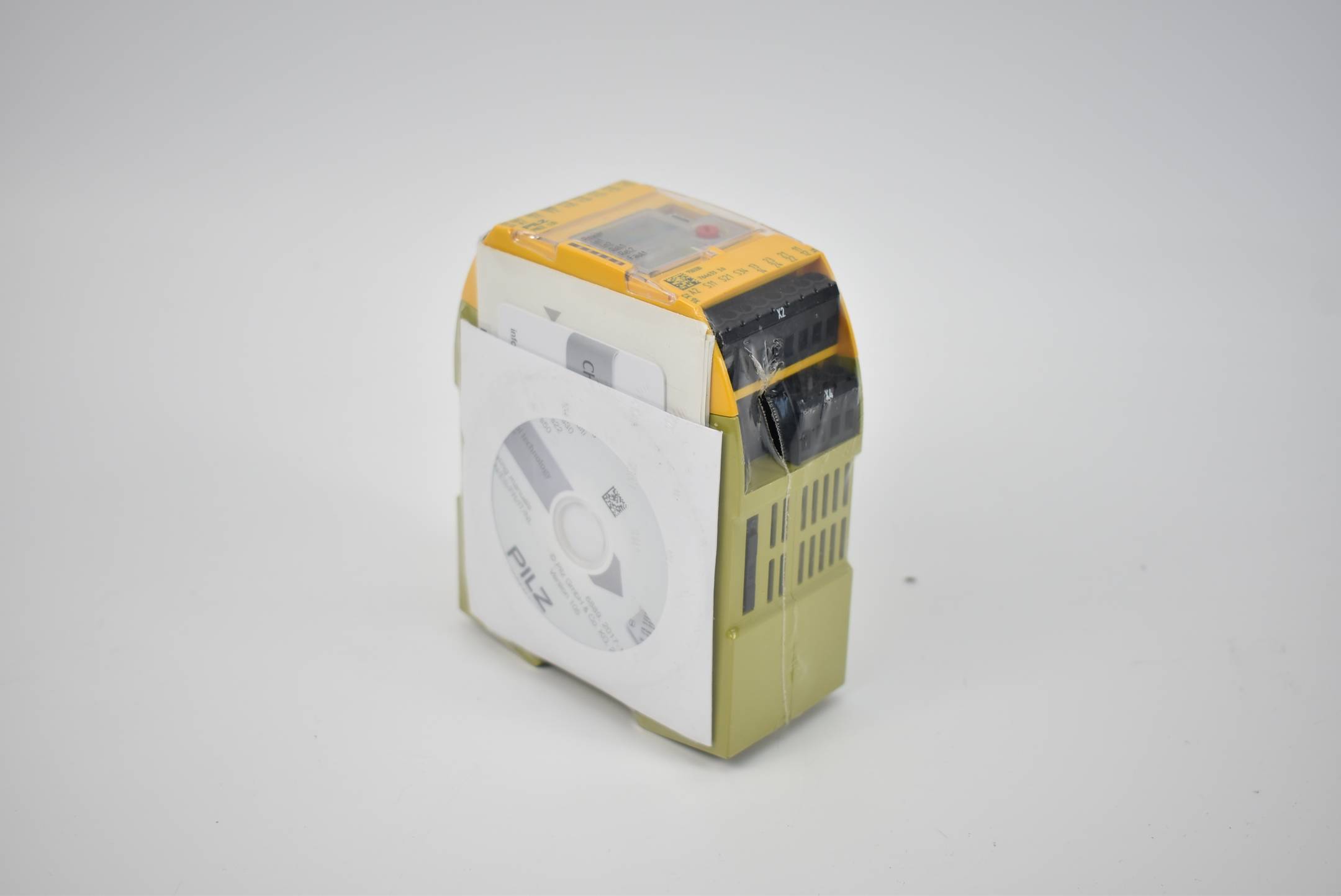Pilz PNOZ s30 Sicherheitsschaltgerät 24-240VACDC 2 n/o 2 n/c  5,5W ( 750330 ) 