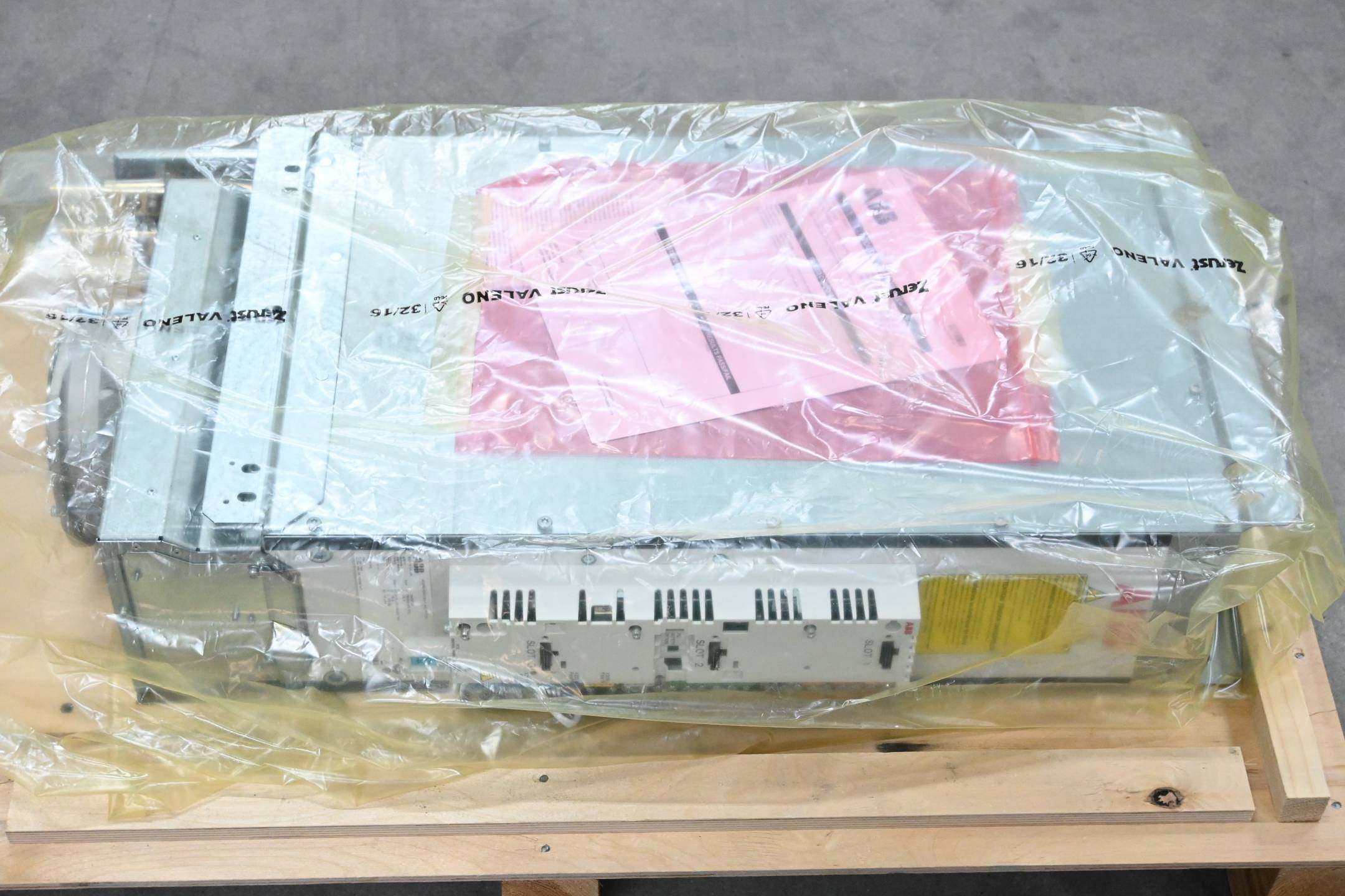ABB Frequenzumrichter ACS880-104-0130A-7+N8010+P904