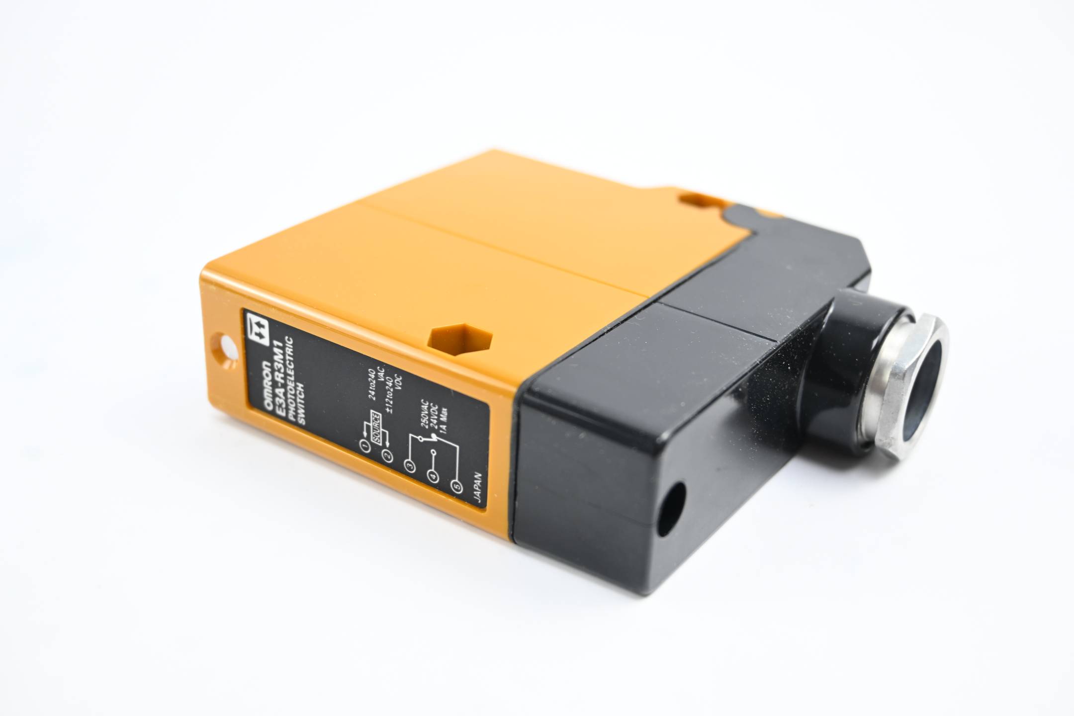 Omron Photoelectric Switch 24-240 VAC 12-240 VDC ( E3A-R3M1 )