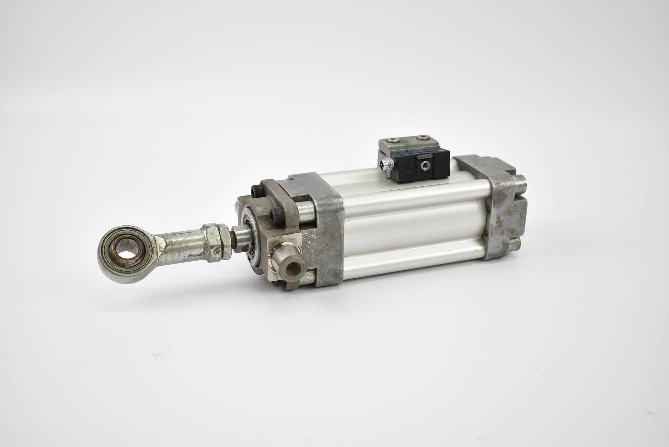 Festo Normzylinder DNGU-40-40PPV-A + 2x Näherungsschalter SMTO-1-PS-S-LED-24C