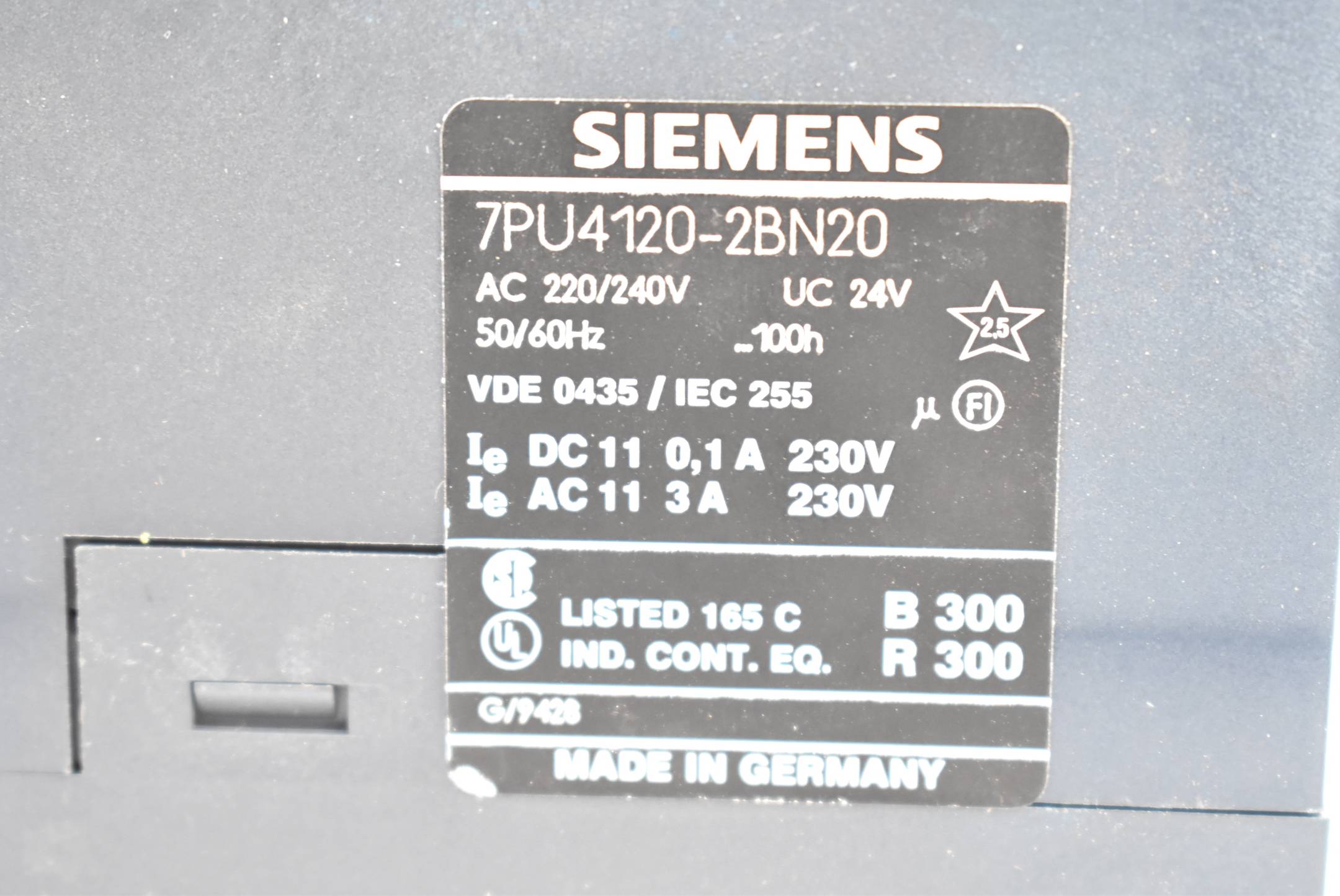 Siemens 7PU Zeitrelais 2220/240VAC 24VUC 50/60Hz 100h 7PU4120-2BN20 ( 7PU4 120-2BN20 )