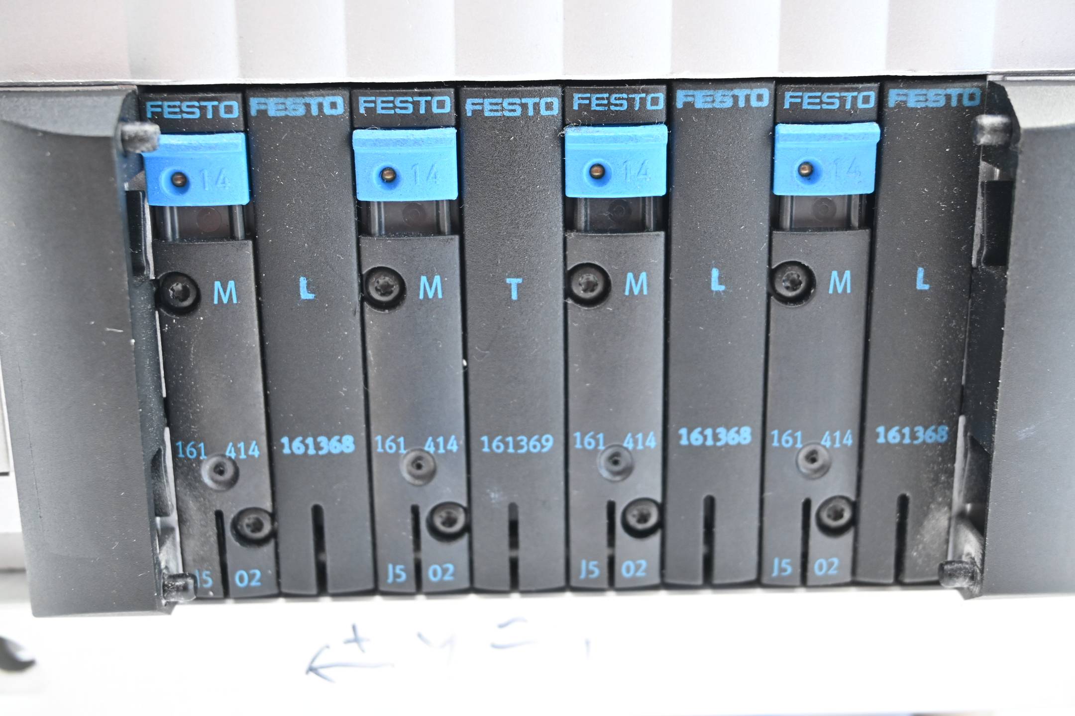 Festo Ventilinsel 18200 + 187714 + 152423 + 161414 + 161368 + 161369 