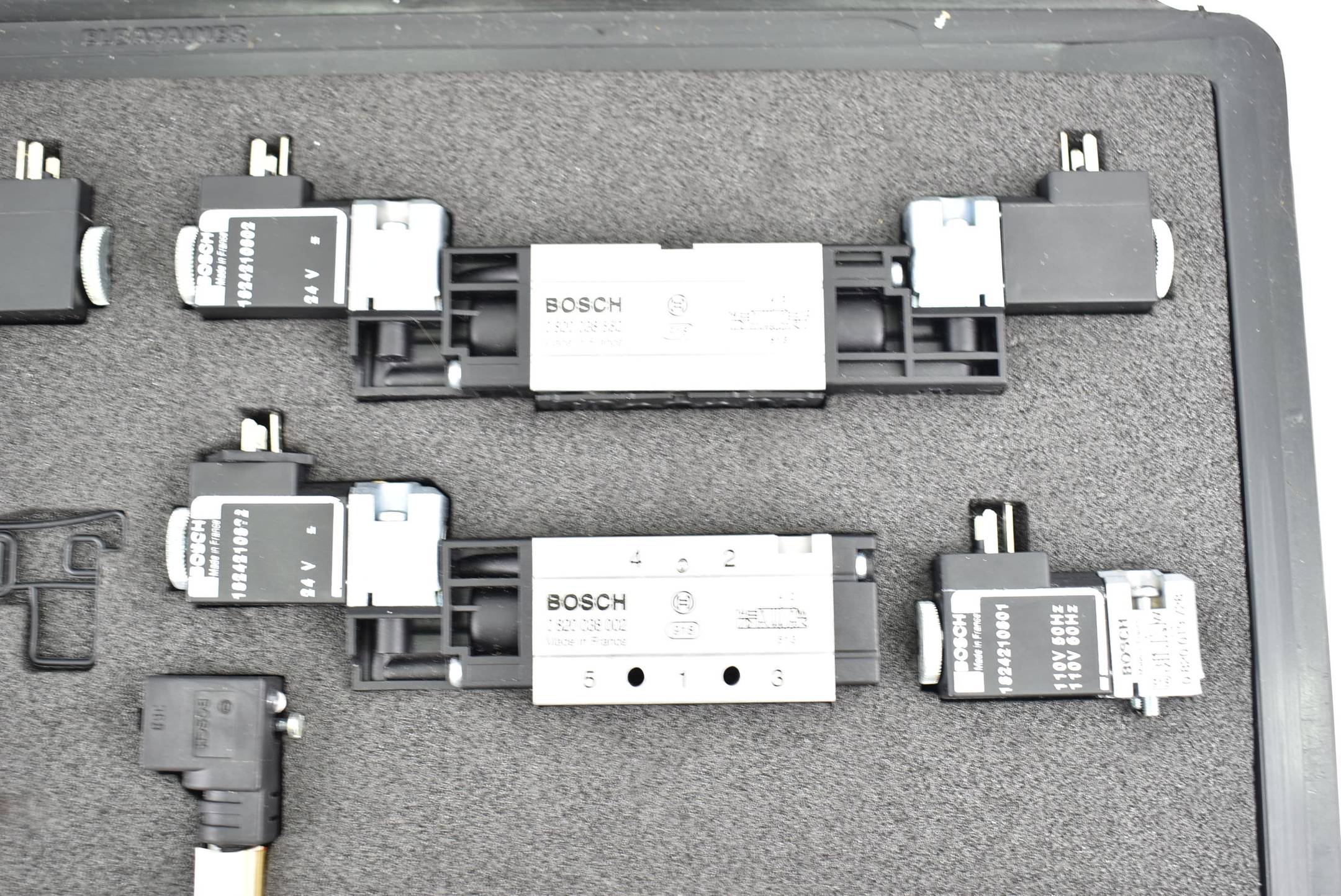 Bosch Koffer Set Wegeventile 0 820 038 002 + 1824210800 + 