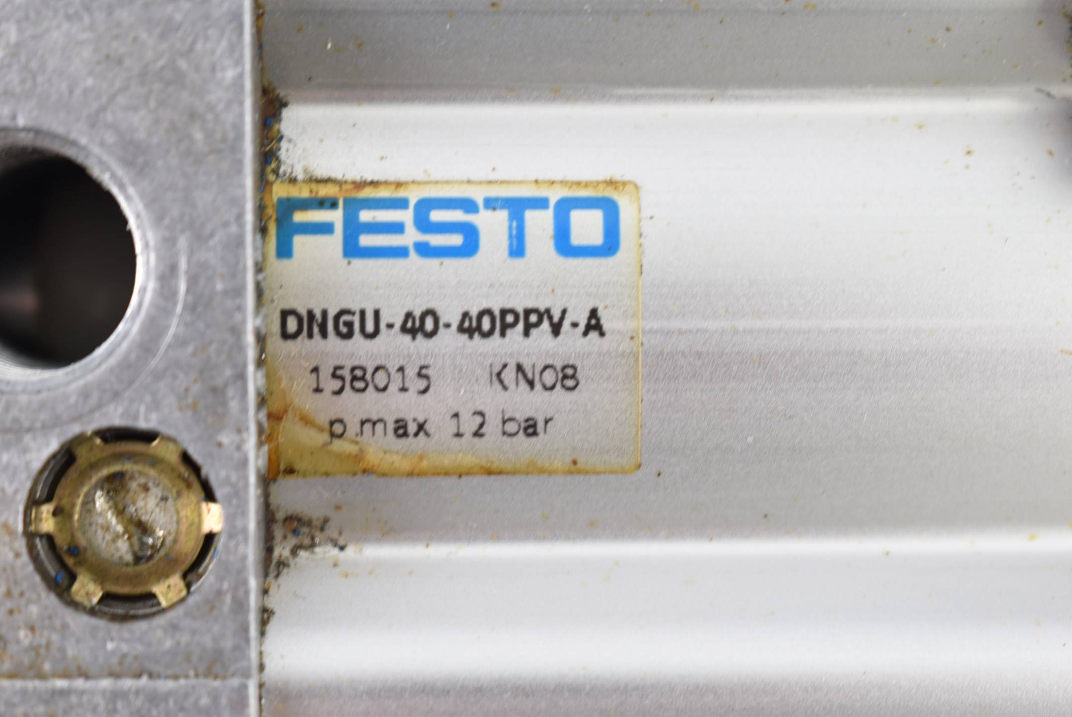 Festo Normzylinder DNGU-40-40PPV-A + 2x Näherungsschalter SMTO-1-PS-S-LED-24C