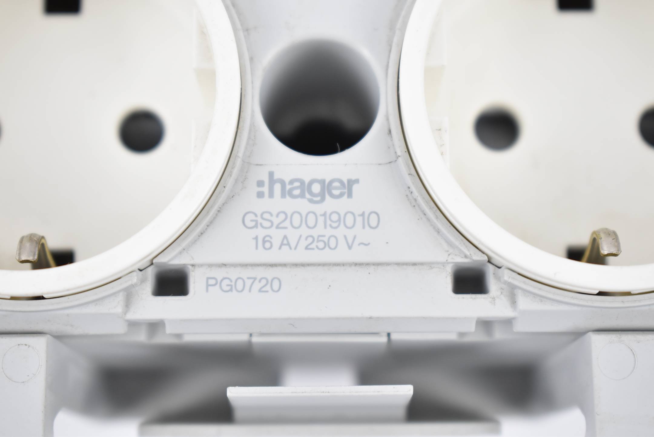 Hager Kanaleinbausteckdose 2-fach frontrastend GS20019010 ( 16A 250V )