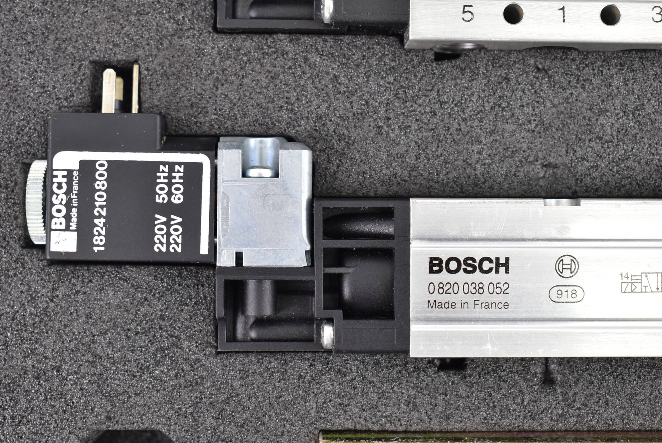 Bosch Koffer Set Wegeventile 0 820 038 002 + 1824210800 + 