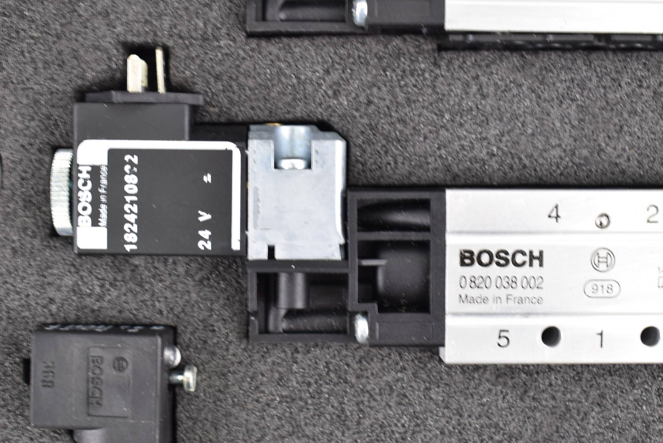 Bosch Koffer Set Wegeventile 0 820 038 002 + 1824210800 + 